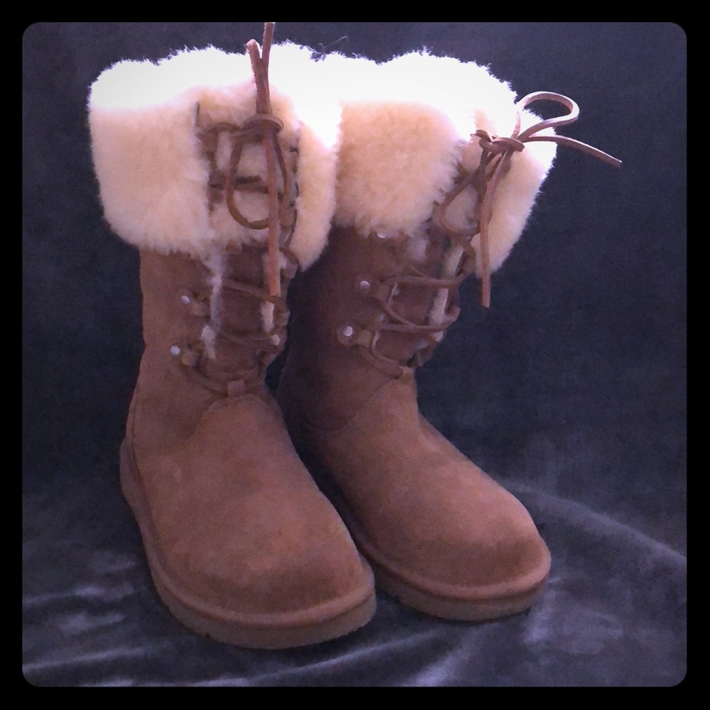 UGG boot. Size 7.  Like new. Fur perfect condition